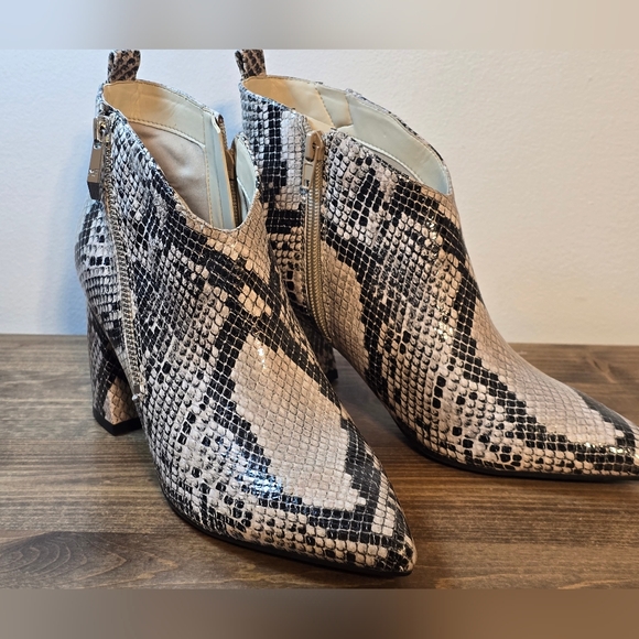 NWOT Marc Fisher Snakeskin Leather Ankle Boots Women's Size 6.5M - Picture 2 of 10